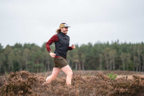 Daan de Beer rent over een onverharde weg