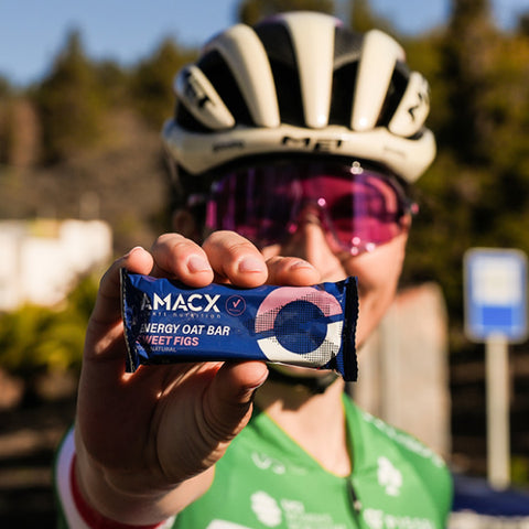 Elisa Longo Borghini geniet van een Amacx energiereep met zoete vijgensmaak, een veganistisch product dat 30 gram koolhydraten levert