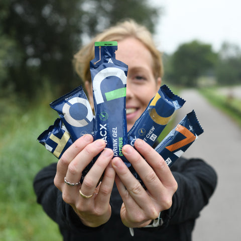 Divers assortiment Amacx endurance voedingsproducten, waaronder energiegels, fruitkauwtabletten en energierepen, elk met 30 gram koolhydraten voor langdurige energie tijdens het sporten